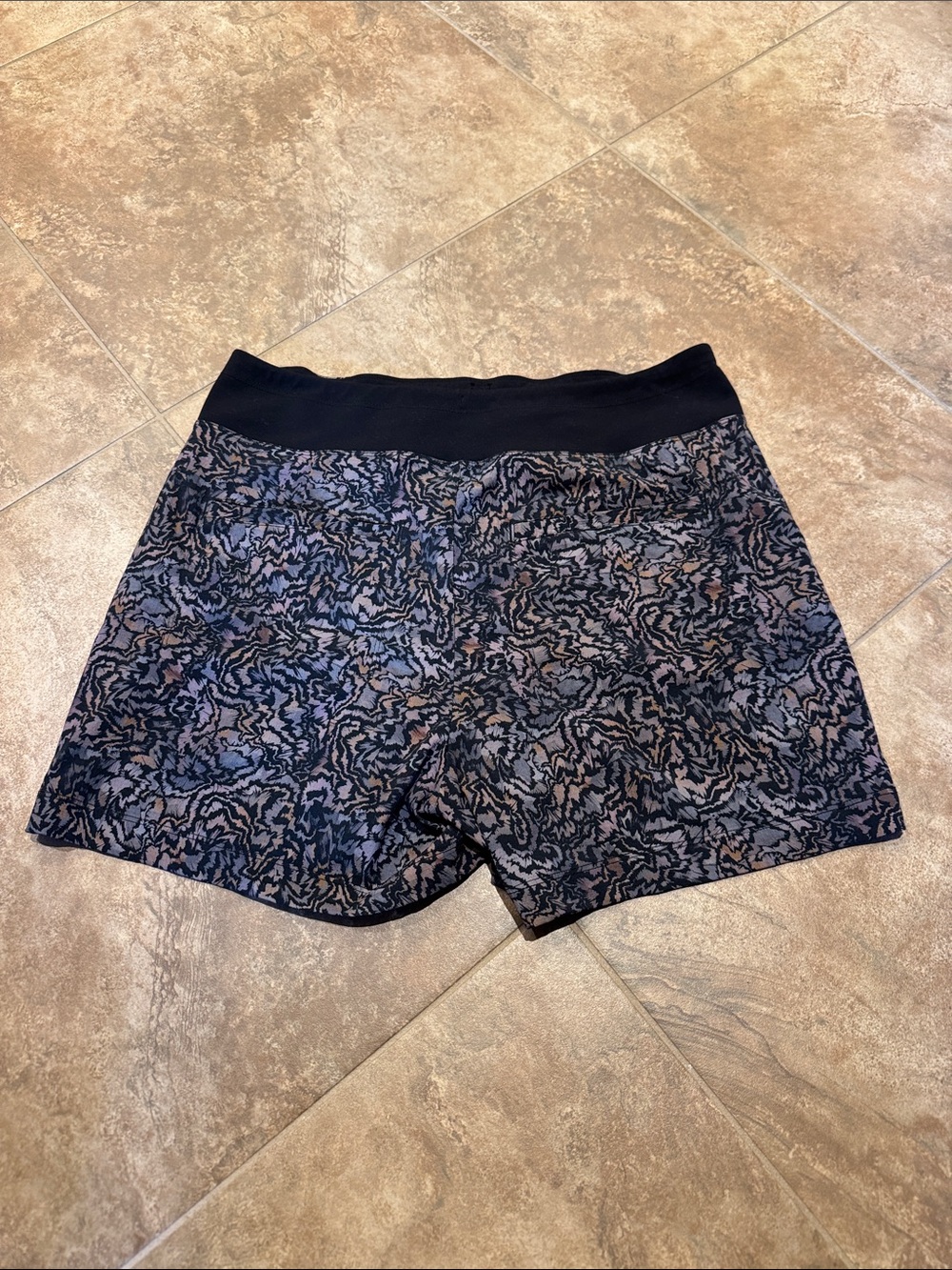 Athleta Trekkie North Patterned Shorts in Size 8 - Picture 5 of 5